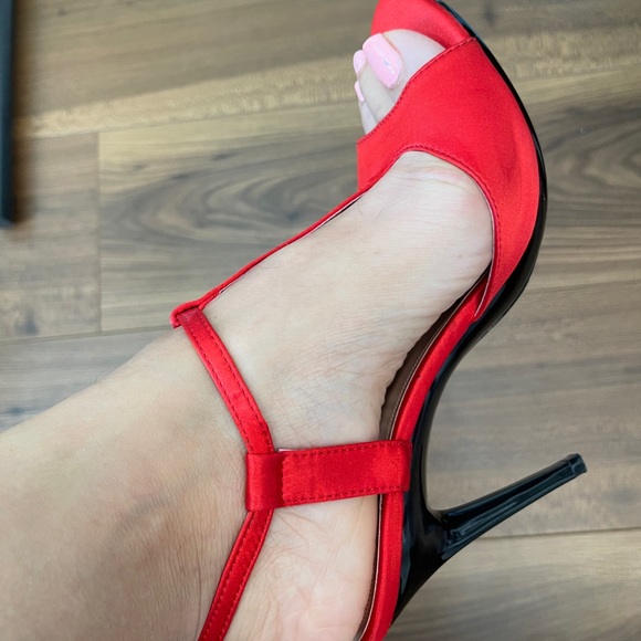 Vibrant red satin evening sandals - Picture 3 of 4